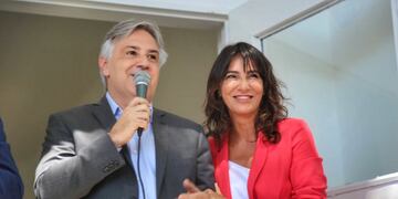 Martín Llaryora y Natalia de la Sota en la escuela que lleva el nombre del exgobernador De la Sota (Gentileza).