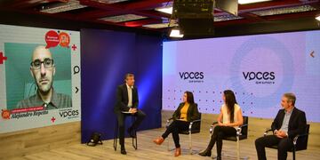 Panel. Participaron Lucila Martinazzo (docente e investigadora de la UNC), Eli Frias (Head de Operaciones de Uber para Argentina, Paraguay y Uruguay), Leonardo Ezcurra (gerente ejecutivo de Lanzamiento de Nuevos Proyectos de Volkswagen Argentina), y Alejandro Repetto (cofundador y CTO de Inipop, especialista en diseño estratégico del futuro). La moderación estuvo a cargo del periodista Daniel Alonso, coordinador del ciclo. (Nicolás Bravo/La Voz)