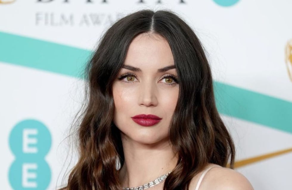Ana de Armas brilló en la alfombra de los Premios Oscar 2023 con un vestido champagne de Louis Vuitton