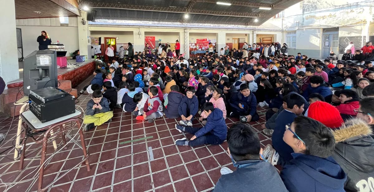 Capacitadoras de GIRSU Jujuy S.E. recorren instituciones educativas de la provincia para reforzar la concientización sobre gestión de residuos.