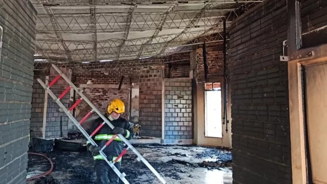Aunque los Bomberos intervinieron de forma inmediata, los daños fueron casi totales.