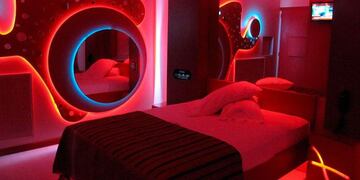 La joven de 31 años le robó el celular a uno de los hombres en el hotel alojamiento y debió intervenir la policía.