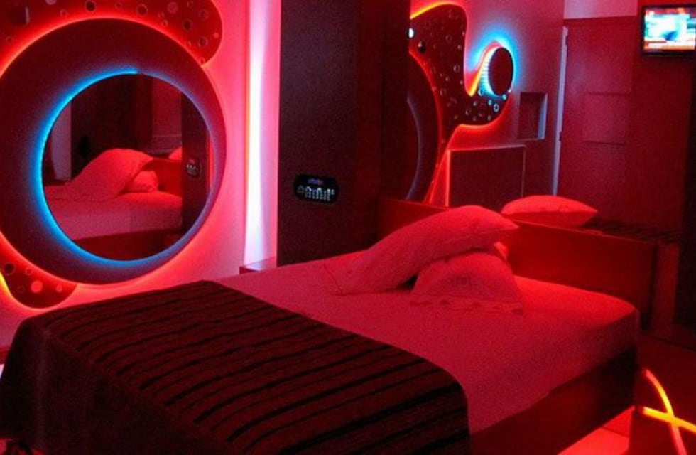 Les hizo creer que iba a hacer un “trío” con ellos y les robó un celular en el hotel