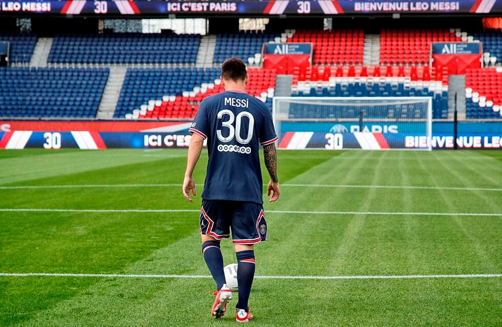 Lionel Messi pasó la revisión médica en París y firmó por dos años con el PSG