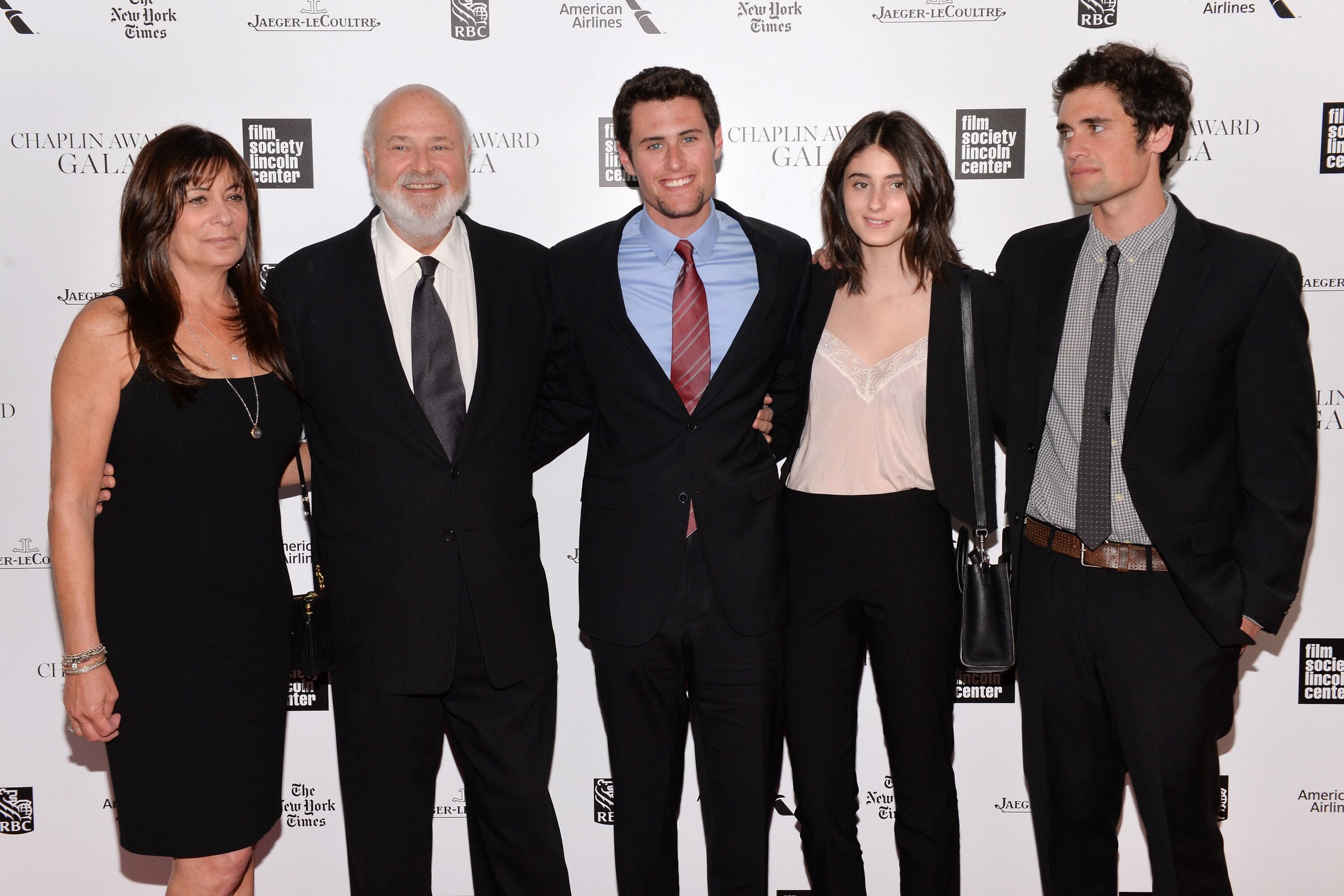 Rob Reiner, segundo desde la izquierda, posa con su esposa Michele ( a su izquierda) y sus hijos Nick (en el centro) Romy y Jake en la 41.ª Gala Anual de los Premios Chaplin en el Avery Fisher Hall de Nueva York. Fue el 28 de abril de 2014. (AP)