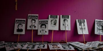 Retratos de personas que fueron detenidas y desaparecidas durante la dictadura del general Augusto Pinochet (1973-1990) están alineados en la oficina del Grupo de Familiares de Detenidos Desaparecidos en Santiago, Chile, el viernes 18 de agosto de 2023. El 30 de agosto, el Día Internacional de las Víctimas de Desapariciones Forzadas, el gobierno chileno anunció un programa dedicado a la búsqueda de los desaparecidos. (AP Foto/Esteban Félix)