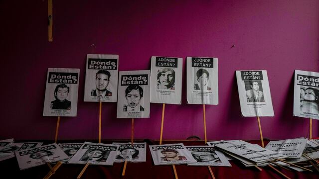 Retratos de personas que fueron detenidas y desaparecidas durante la dictadura del general Augusto Pinochet (1973-1990) están alineados en la oficina del Grupo de Familiares de Detenidos Desaparecidos en Santiago, Chile, el viernes 18 de agosto de 2023. El 30 de agosto, el Día Internacional de las Víctimas de Desapariciones Forzadas, el gobierno chileno anunció un programa dedicado a la búsqueda de los desaparecidos. (AP Foto/Esteban Félix)