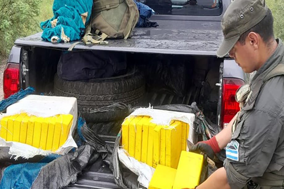 A pesar del intento de fuga, los gendarmes pudieron interceptar a la camioneta en la que a bordo iban cuatro hombres llevando un millonario cargamento de cocaína.