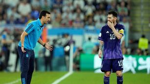 Lionel Scaloni y Lionel Messi (AP)