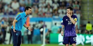 Lionel Scaloni y Lionel Messi (AP)