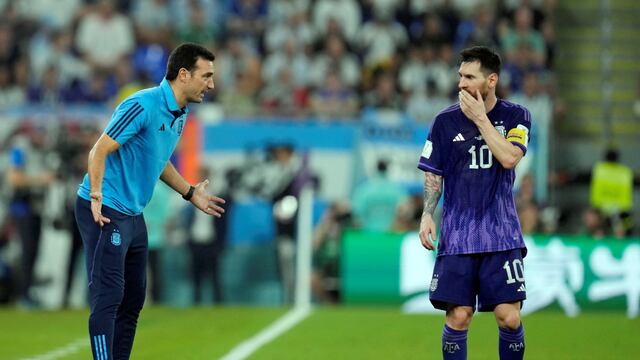 Lionel Scaloni y Lionel Messi (AP)