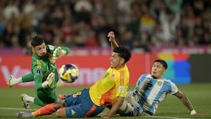 Santino Barbi en acción para que la selección argentina sea finalista del Mundial Sub-20. El arquero de Talleres, figura.