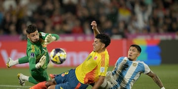 Santino Barbi en acción para que la selección argentina sea finalista del Mundial Sub-20. El arquero de Talleres, figura.