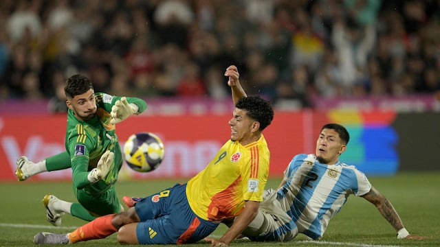 Santino Barbi en acción para que la selección argentina sea finalista del Mundial Sub-20. El arquero de Talleres, figura.