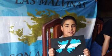 Buscan aplicar la Ley Thiago Nahuel en Neuquén que obliga a los alumnos de la provincia a llevar la estampa o bordado de las Islas Malvinas en el guardapolvo.
