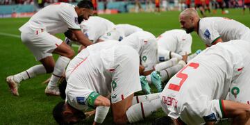 Marruecos celebró a lo grande y quedó bien parado de cara a la última fecha (Foto: AP).