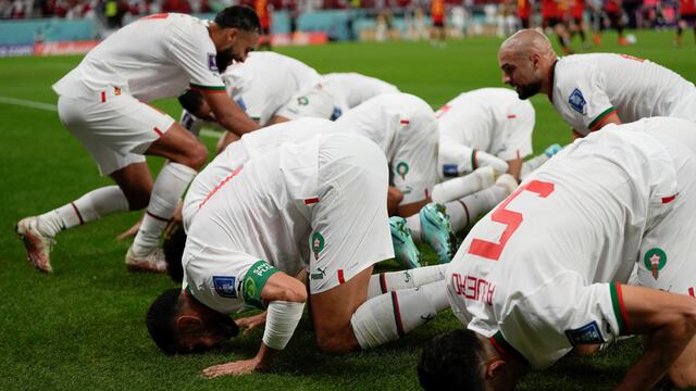 Marruecos celebró a lo grande y quedó bien parado de cara a la última fecha (Foto: AP).