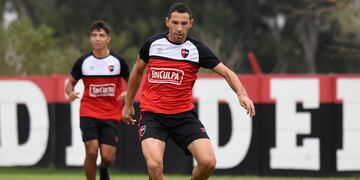 El ex Liverpool y Atlético Madrid tiene 40 años y fue reemplazado por un problema en el cuádriceps derecho. (Newell's Old Boys)