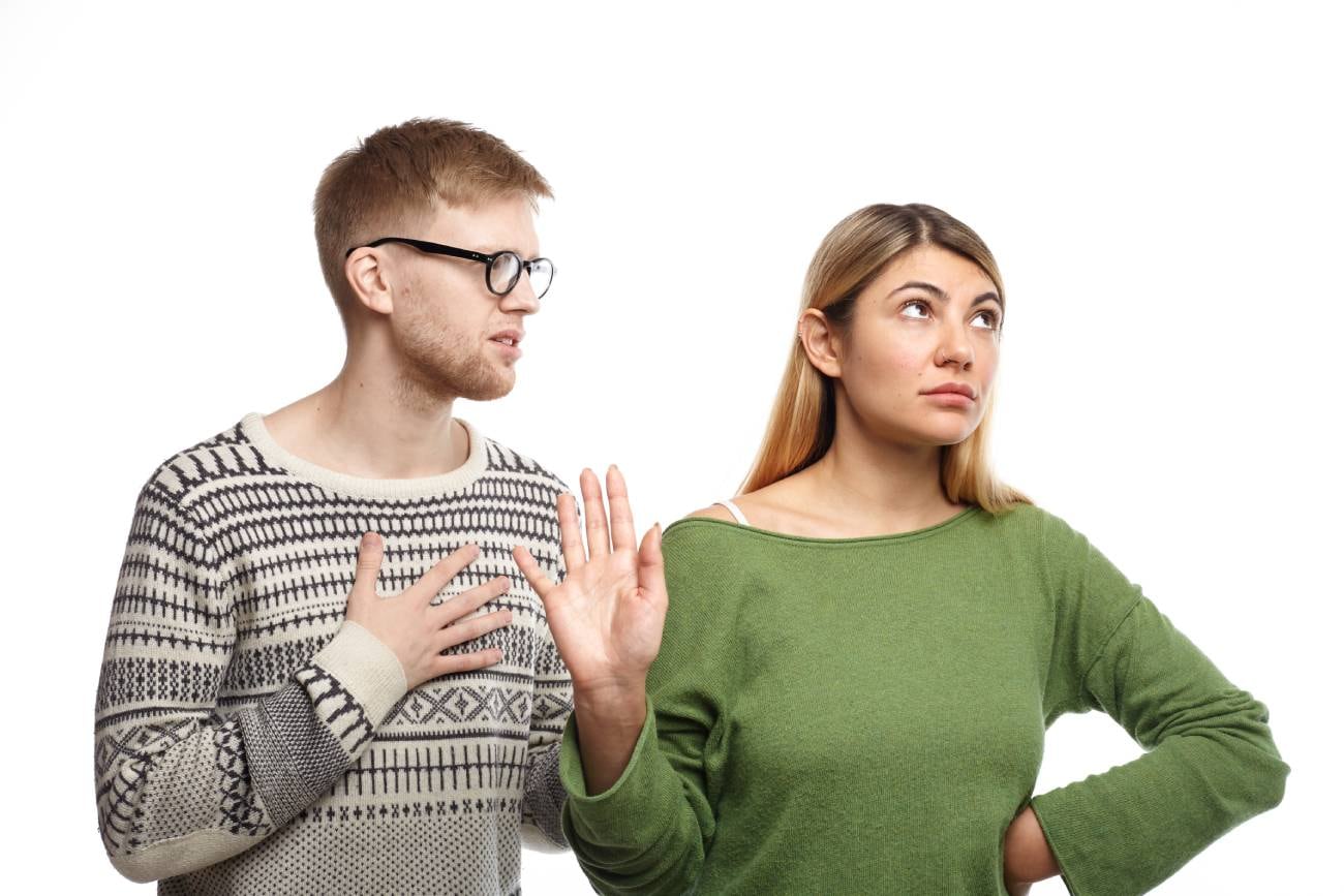 Callarse para evitar el conflicto puede parecer una solución, pero esconde miedos, traumas y un fuerte desgaste emocional, según explican psicólogos. (Freepik)