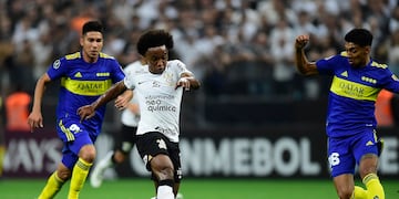 Willian remata al arco ante la marca de Juan Ramírez.