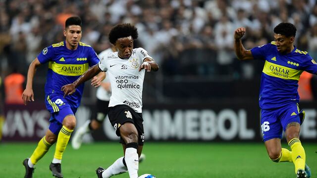 Willian remata al arco ante la marca de Juan Ramírez.