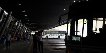 Pasajeros reclamaron que un colectivo de Córdoba se quedó sin combustible en medio del viaje.