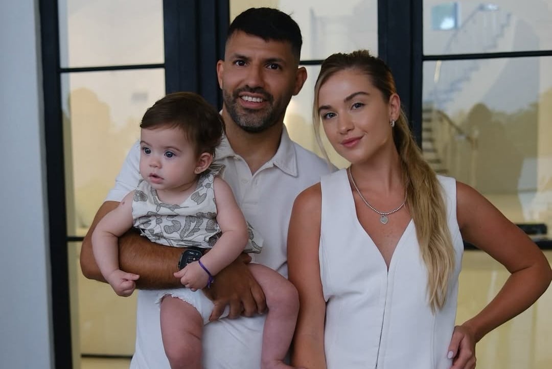 Sofía Calzetti, junto a Sergio Agüero y su hioja Olivia durante el más reciente cumpleaños del exfutbolista. (Instagram @soficalzetti).