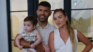 Sofía Calzetti, junto a Sergio Agüero y su hioja Olivia durante el más reciente cumpleaños del exfutbolista. (Instagram @soficalzetti).