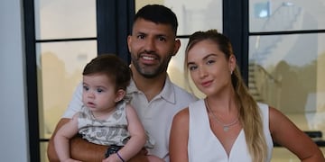 Sofía Calzetti, junto a Sergio Agüero y su hioja Olivia durante el más reciente cumpleaños del exfutbolista. (Instagram @soficalzetti).