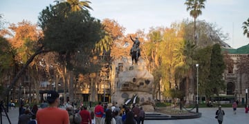 Plaza San Martín, ubicada en pleno centro de la Ciudad de Mendoza, muy concurrida por bancos a su alrededor.