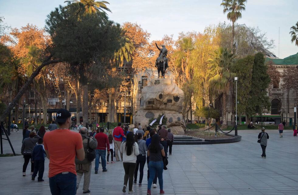 Acuchillaron en el cuello y cabeza a un joven de 19 años en una concurrida plaza de la Ciudad de Mendoza