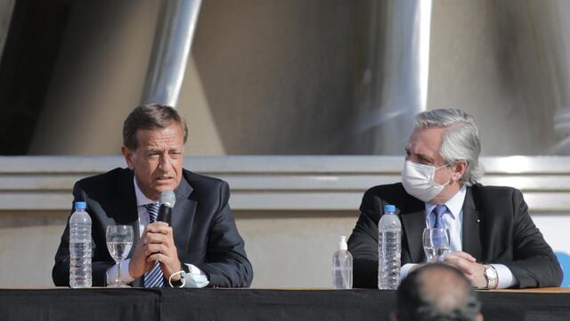 El gobernador Rodolfo Suarez, habla a los presentes junto al presidente Alberto Fernández en Impsa. Gentileza