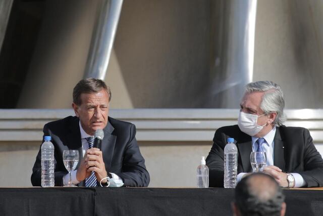 El gobernador Rodolfo Suarez, habla a los presentes junto al presidente Alberto Fernández en Impsa. Gentileza