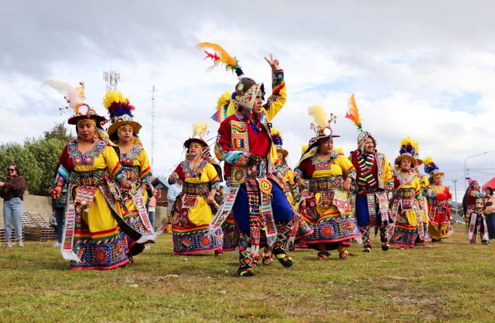 TOLHUIN VIVIÓ EL INICIO DEL CARNAVAL