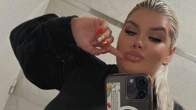 Morena Rial jugó al límite y posó con un body total black con transparencias y mega escote