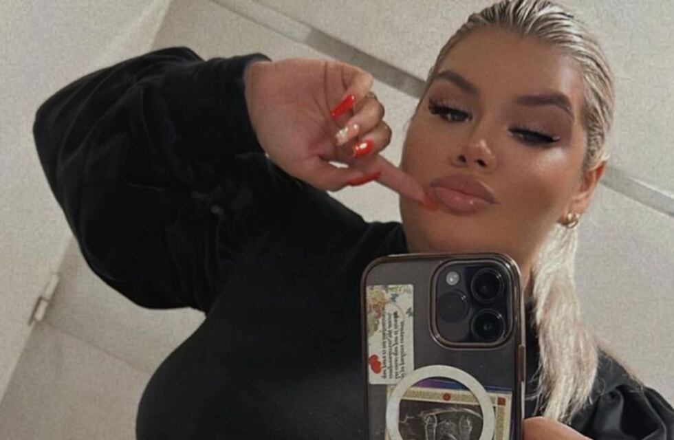 Morena Rial jugó al límite y posó con un body total black con transparencias y mega escote