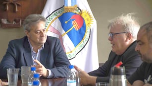 El concejal Gastón Millón (izq.) y el presidente de la fundación La Alameda, Gustavo Vera, y sus colaboradores, en la reunión mantenida en la sede parlamentaria del barrio Los Huaicos.