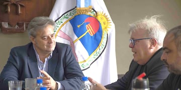 El concejal Gastón Millón (izq.) y el presidente de la fundación La Alameda, Gustavo Vera, y sus colaboradores, en la reunión mantenida en la sede parlamentaria del barrio Los Huaicos.