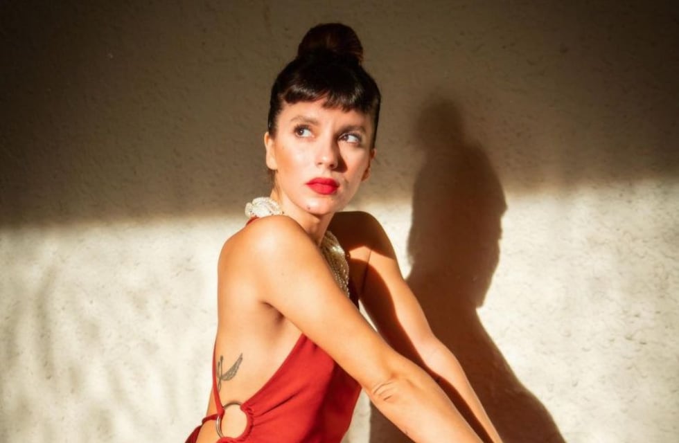 Gimena Accardi posó en topless dentro del agua durante sus vacaciones con Nico Vázquez