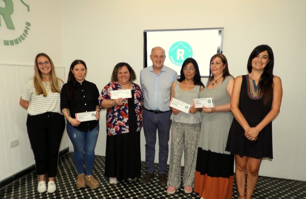 Entregaron casi dos millones de pesos a ocho emprendedores rosaleños