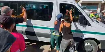 El vehículo presidencial recibió piedrazos.