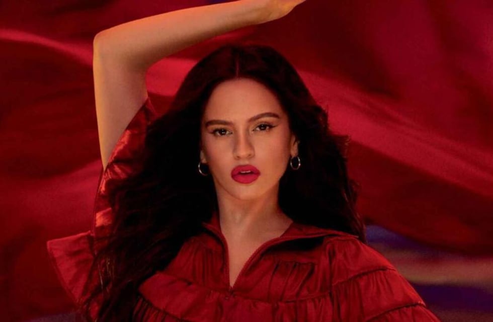 Rosalía deslumbró desde el mar con una bikini de tiras