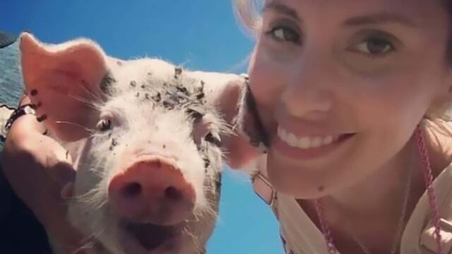 Frida la cerdita junto con Yamila, una de sus rescatistas.