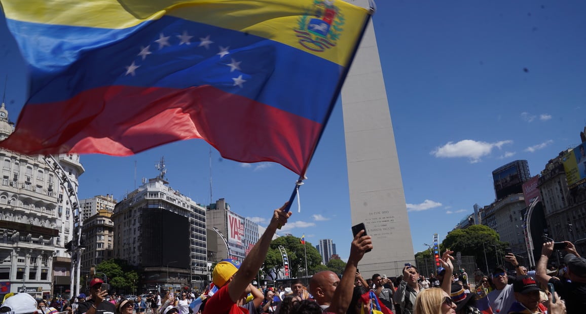 Venezolanos celebraron en el Obelisco la detención de Nicolás Maduro. (Clarín / Marcelo Carroll).