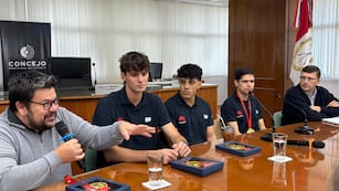 Los concejales recibieron a estudiantes de UNRAF que se destacaron en una competencia de Huawei en China.