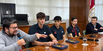Los concejales recibieron a estudiantes de UNRAF que se destacaron en una competencia de Huawei en China.