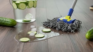 Para qué sirve limpiar los pisos con agua y pepino: el truco casero que pocos conocen