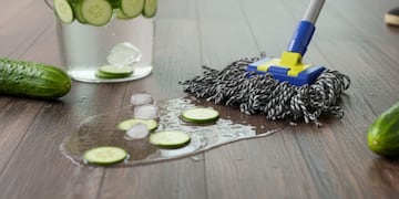 Para qué sirve limpiar los pisos con agua y pepino: el truco casero que pocos conocen