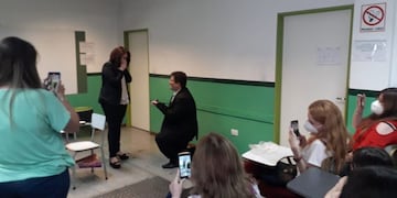 La romántica propuesta se dio cuando la pareja rendía su última materia en la universidad.