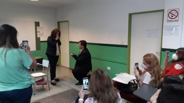 La romántica propuesta se dio cuando la pareja rendía su última materia en la universidad.